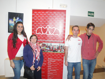 Artistas posan junto a las auxiliares de exposición.